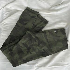 LULULEMON CAMO LEGGINGS SIZE 4